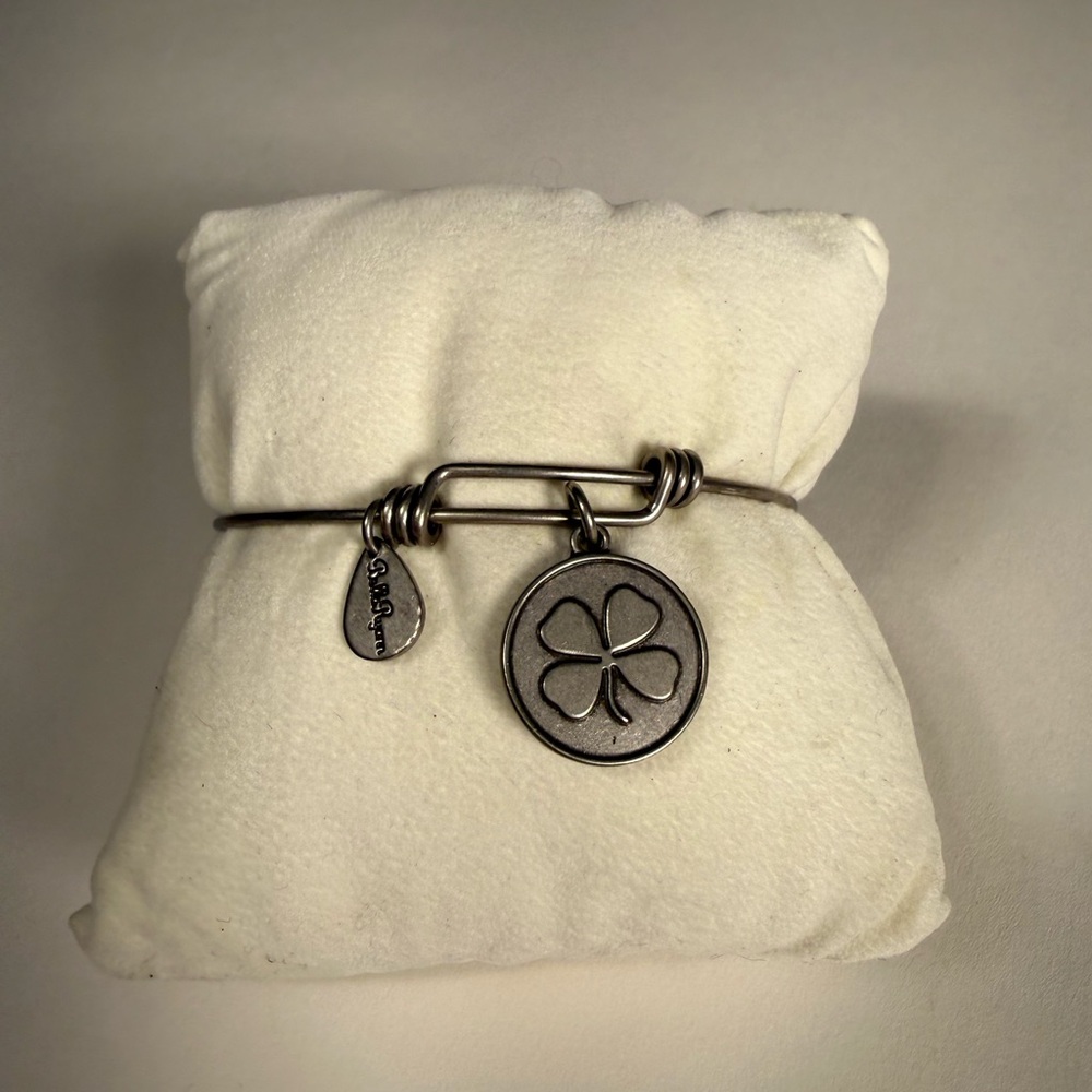 Bella Ryann Four Leaf Clover Vintage Charm Bangle Bracelet - Picture 6 of 6